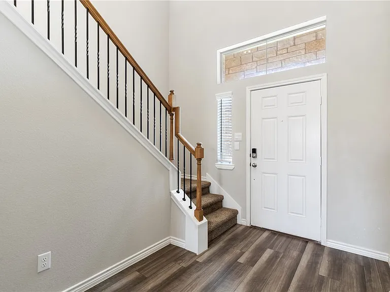 1160 Verona Dr — Photo 4