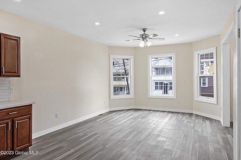 5th image of 658 Crane St