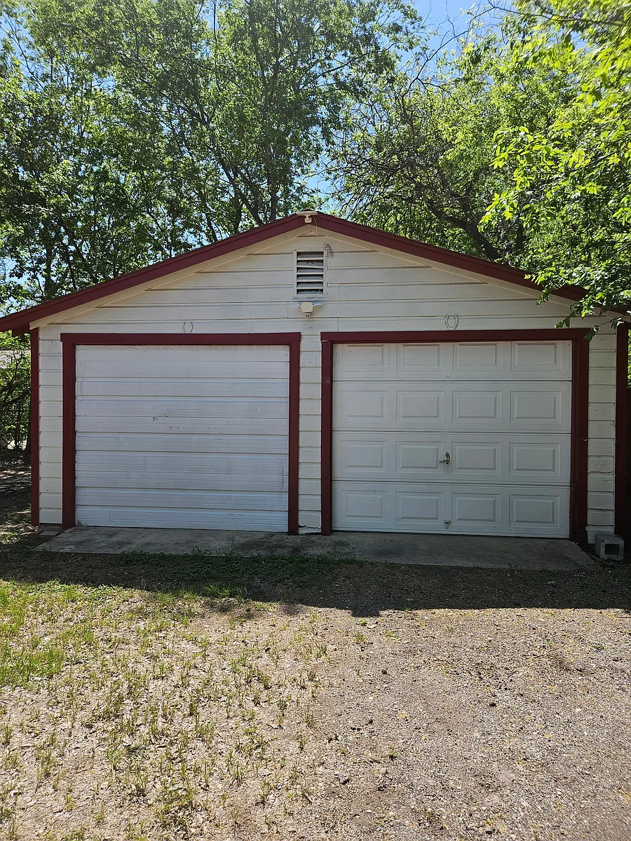 Garage - 926 Britton Ave