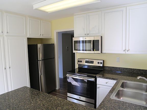 Upgraded kitchen with bran-new appliance