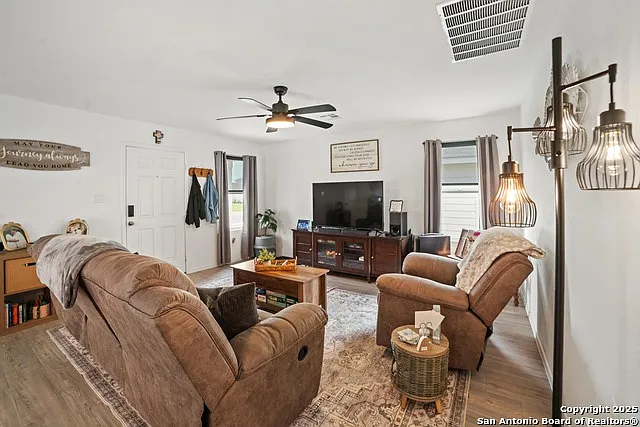 3 bed, 2.0 bath, 1440 sqft, $1,550 — Photo 4