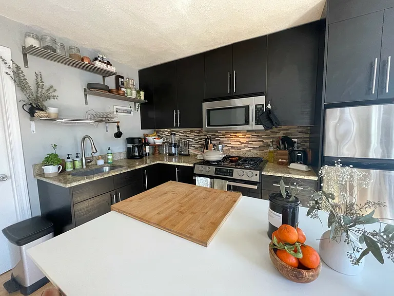 Charter St — Photo 1