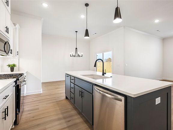 3rd image of 2116 Silk St