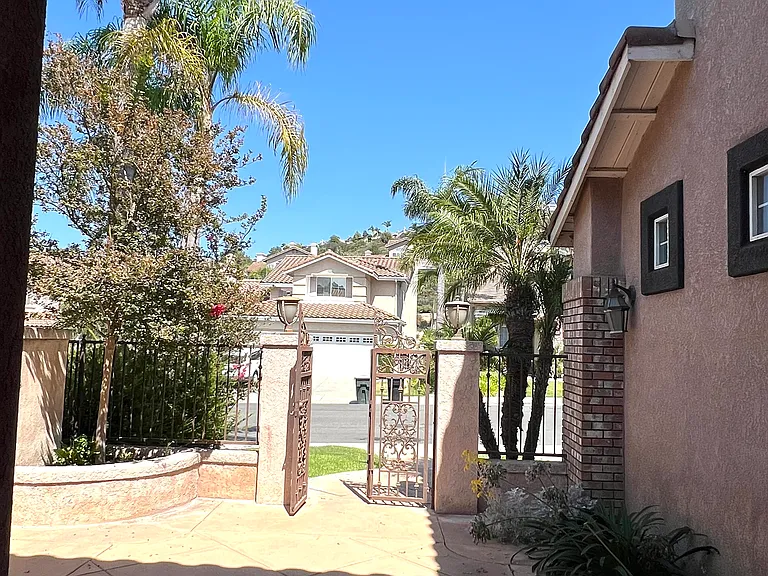 923 S Creekview Ln — Photo 2