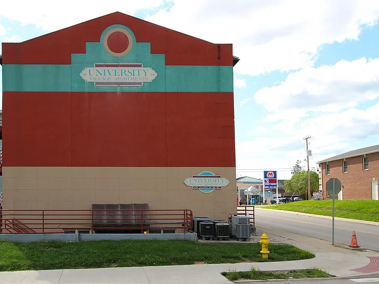 District on University — Photo 26