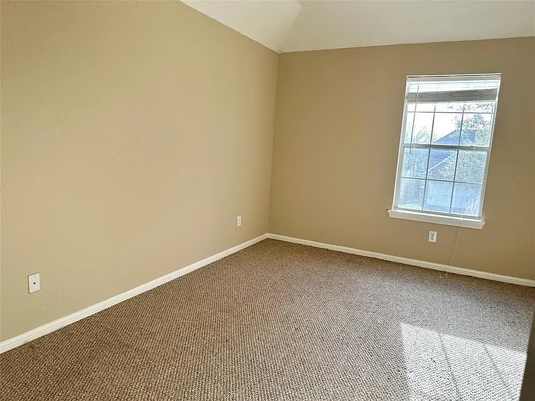 3723 Tumbling Falls Dr — Photo 15