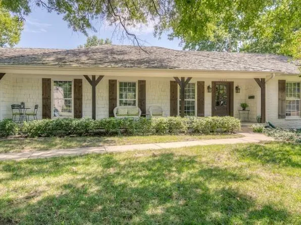 10409 Pawnee Ln, Leawood, KS 66206