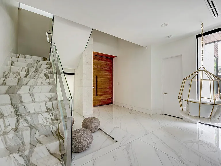 4028 Chatham Ln — Photo 2
