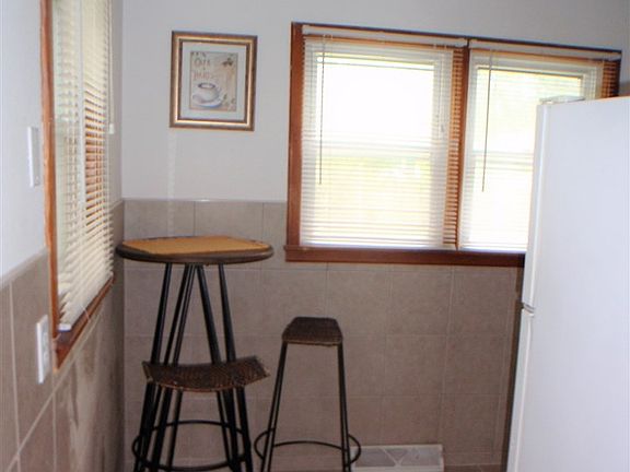 5th image of 225 Renrose Ave