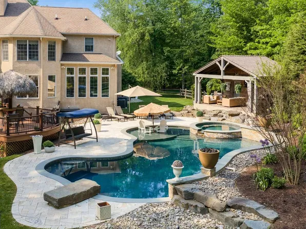 5 Glen Eagles Dr, New Hope, PA 18938
