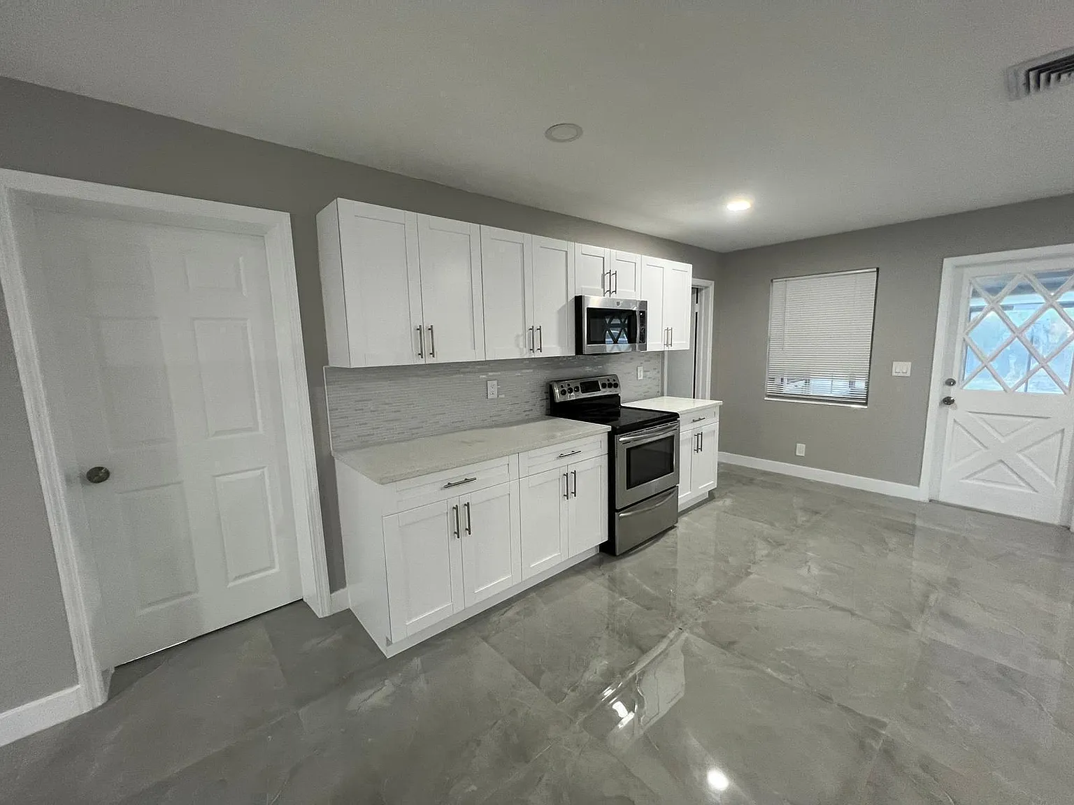 3 bed, 3.0 bath, 1280 sqft, $3,300 — Photo 2