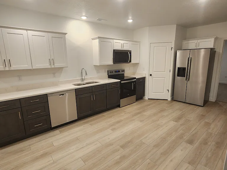 608 W Domanick Way #B — Photo 6