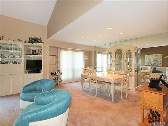 3rd image of 36 W Pond Ct