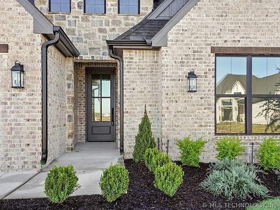 2nd image of 2718 E 134th Cir