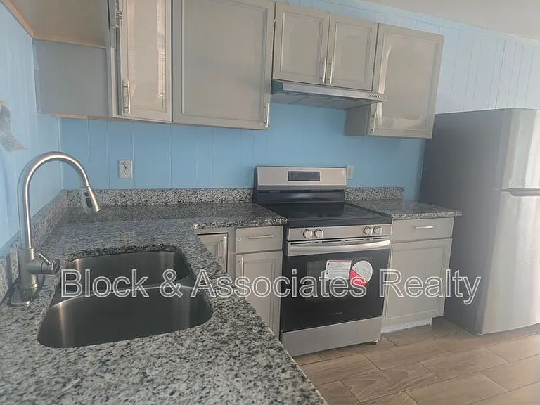 140 Kenilworth Dr #E — Photo 3