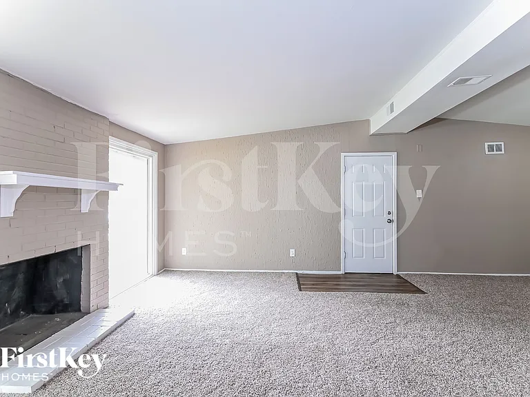 805 Robinwood Dr — Photo 3