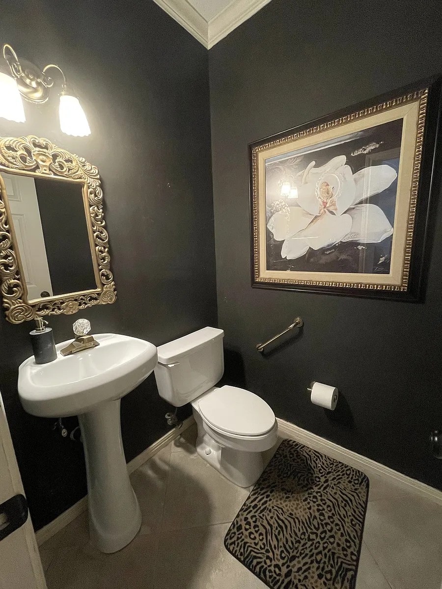 Powder Bath - 11304 Nutwood Cv