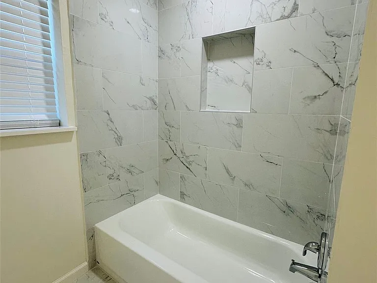 2309 Sheridan St — Photo 2
