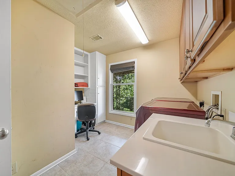 112 Leigh Cir — Photo 29