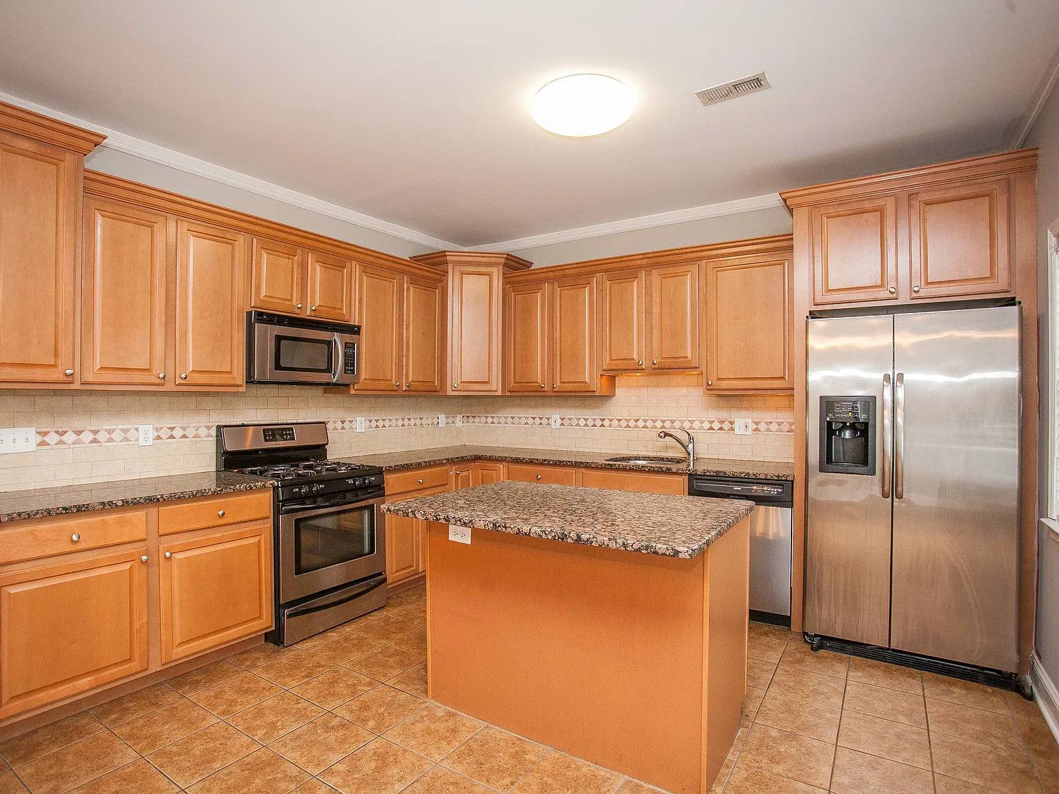 4 bed, 2.5 bath, 2200 sqft, $3,300 — Photo 2