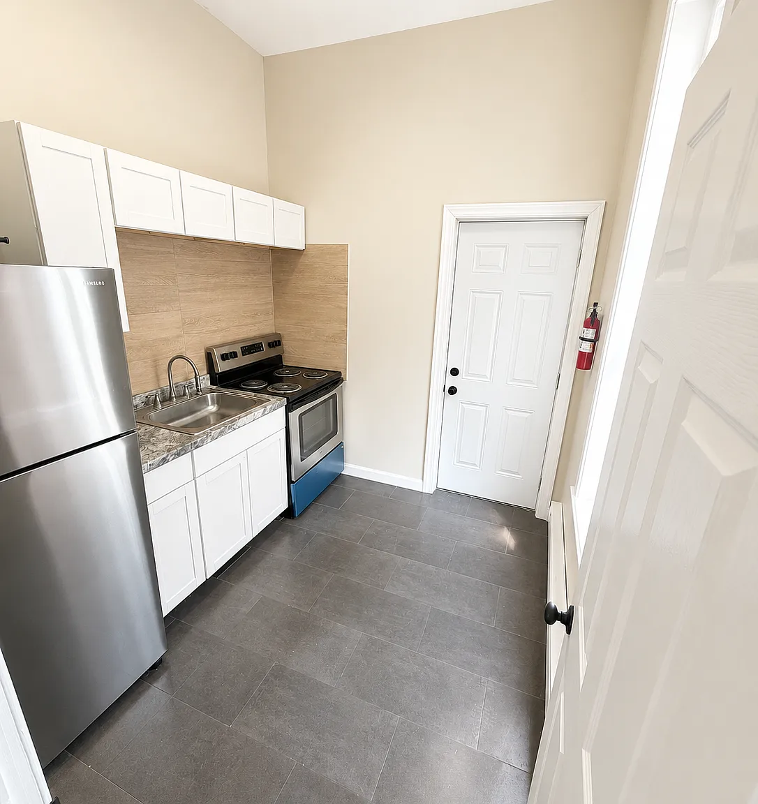 229 S 6th St — Photo 1