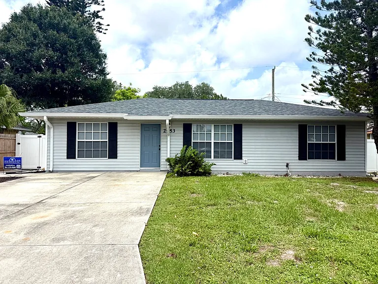 2953 Oak St — Photo 1