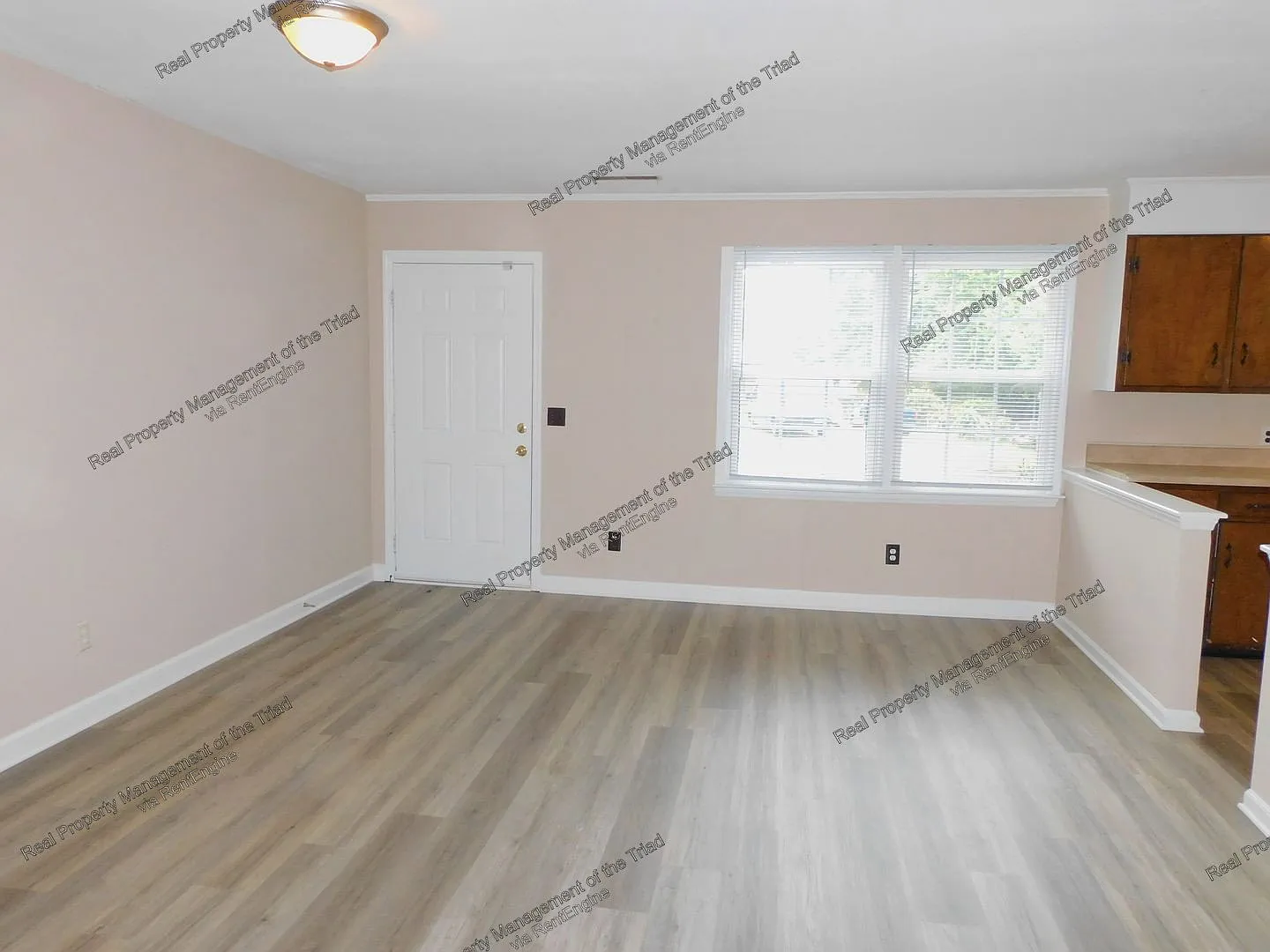 3 bed, 1.0 bath, 975 sqft, $1,100 — Photo 2
