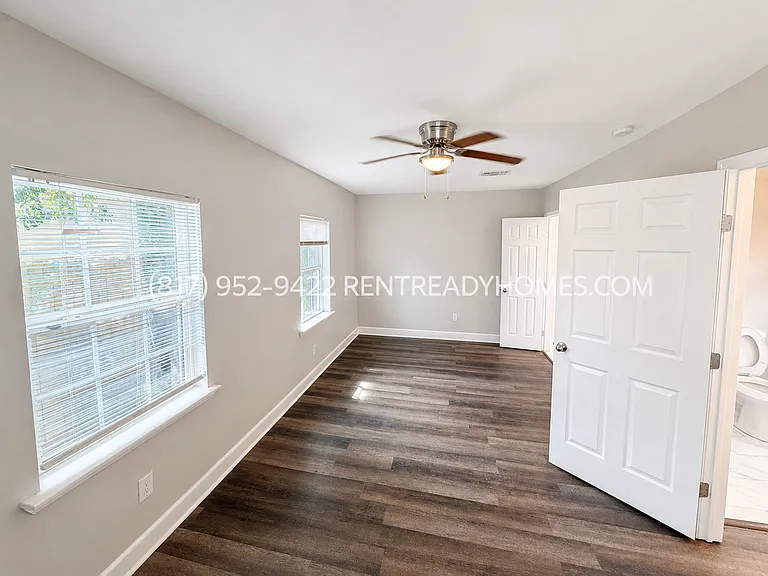 1621 Locust St — Photo 7