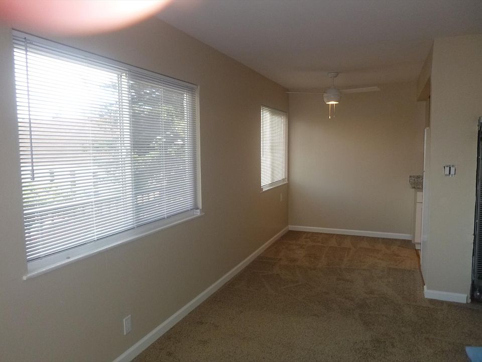 Entry and Dining area
Overhead LED lights and fan