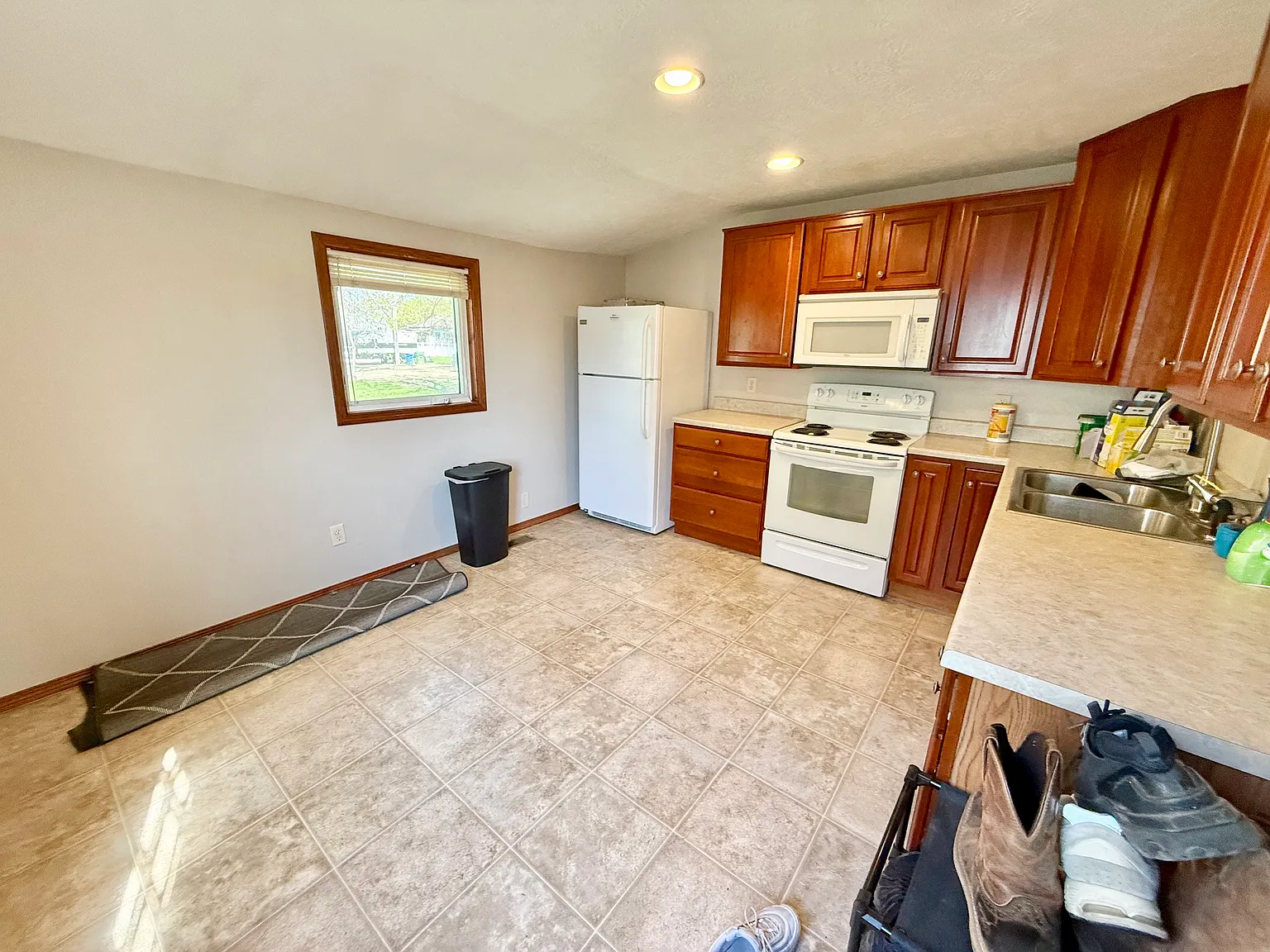 3 bed, 1.5 bath, 744 sqft, $1,400 — Photo 2
