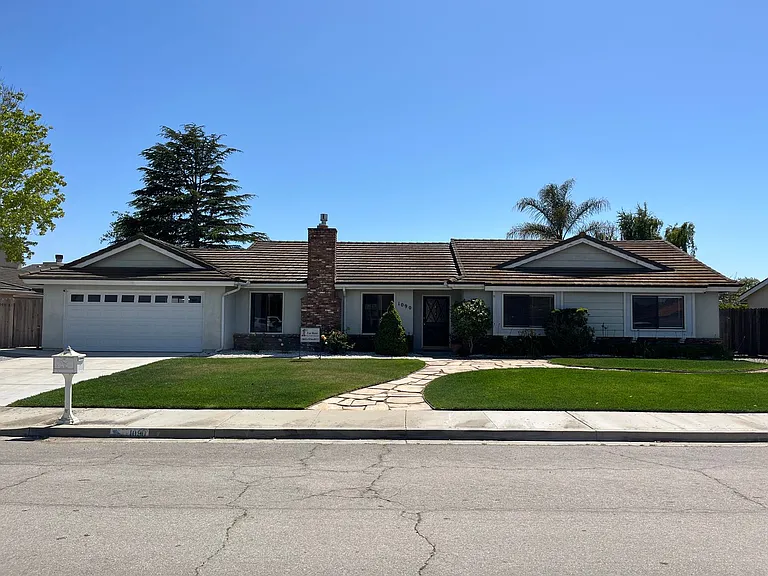 1090 Foxenwood Dr — Photo 2