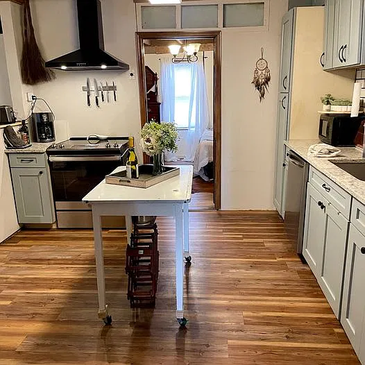 3 bed, 1000 sqft, $2,100 — Photo 4
