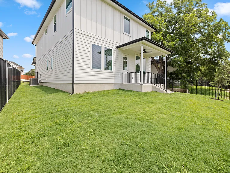 1608 Kit Cir — Photo 32