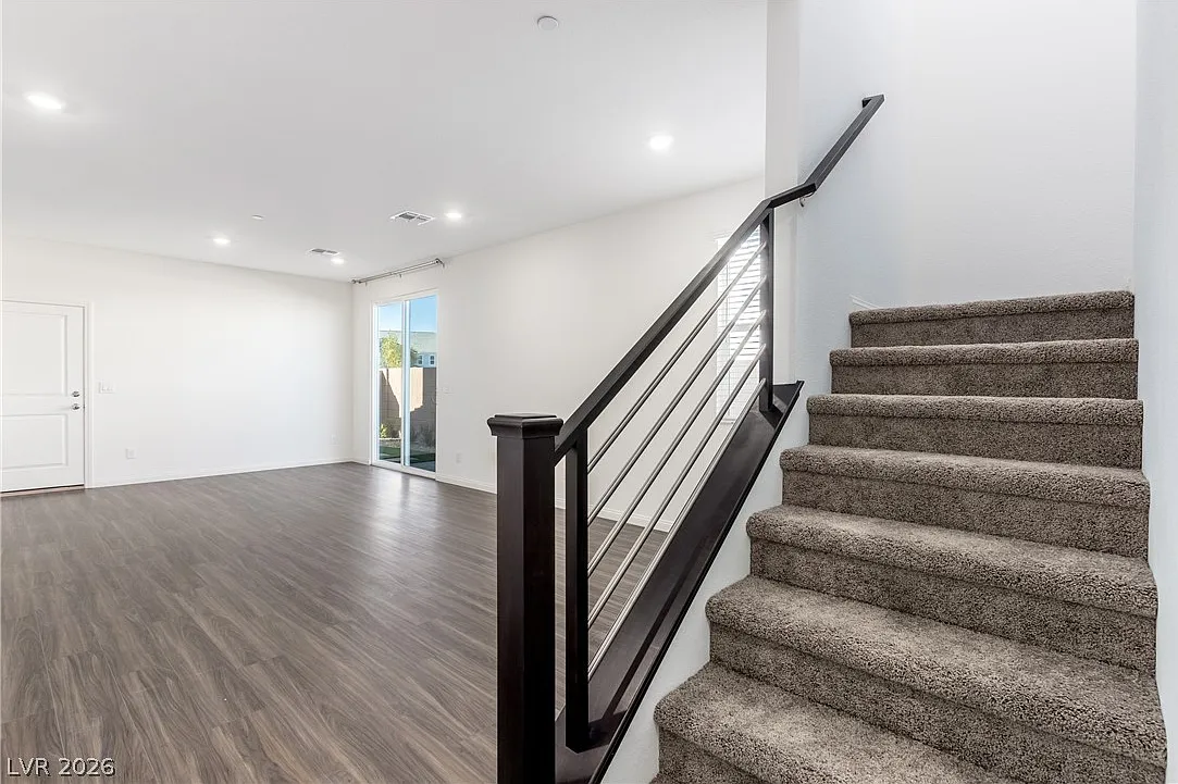 4 bed, 3.0 bath, 2040 sqft, $2,423 — Photo 4
