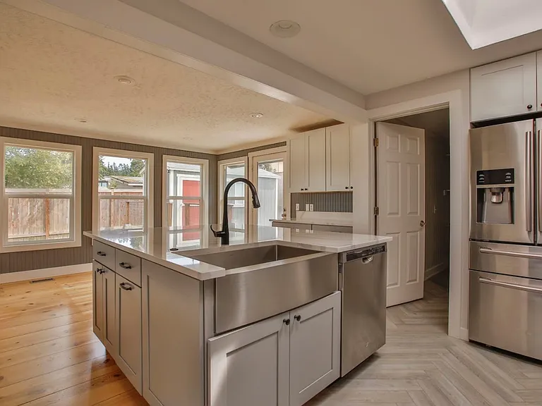 639 NE Otis St — Photo 10
