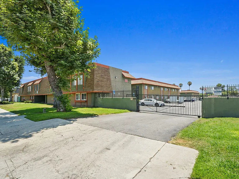 Mountain View Apartments — Photo 2