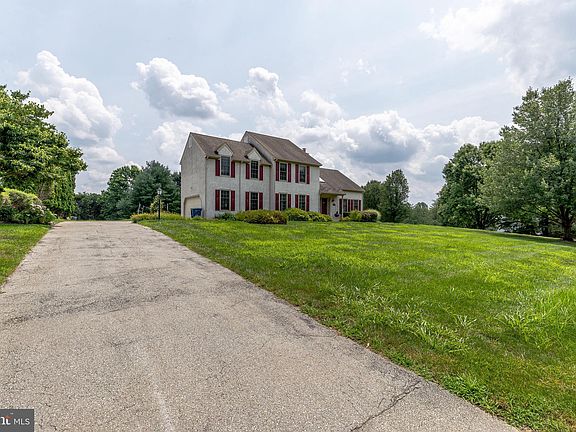 2nd image of 806 Apple Hill Dr