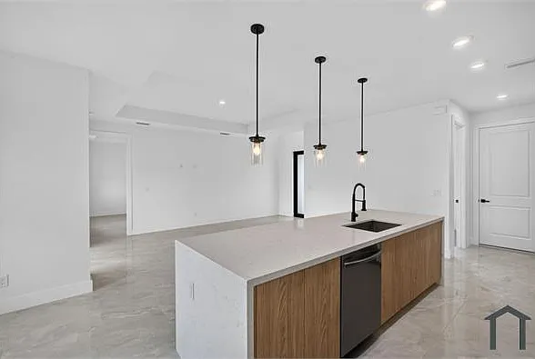 4 bed, 2150 sqft, $2,300 — Photo 4