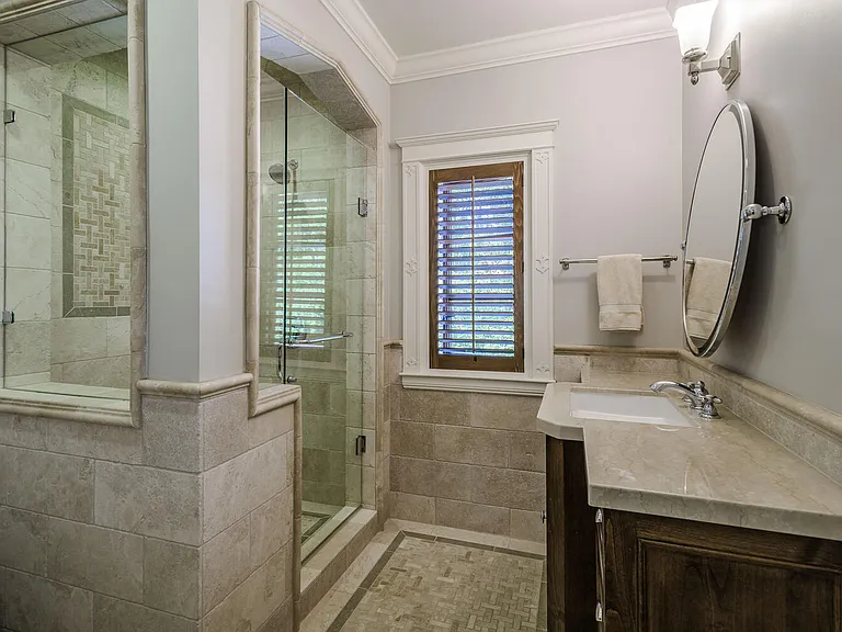 upstairs ensuite bathroom