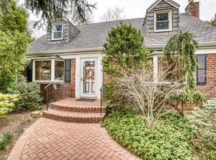 7 Combes Dr, Manhasset, NY 11030