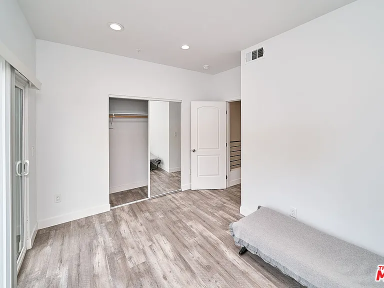 601 W 41st Pl — Photo 10