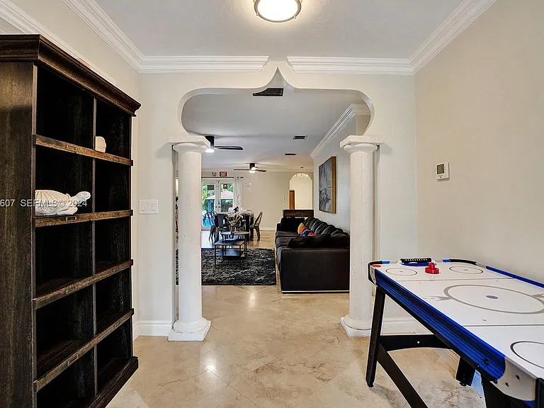 1049 N Southlake Dr — Photo 9