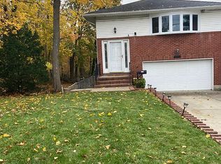 1060 N Fletcher Ave, Valley Stream, NY 11580