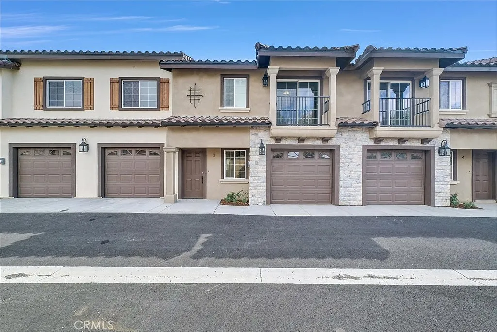 3 bed, 2.5 bath, 1298 sqft, $2,995 — Photo 2