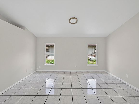 3rd image of 1395 25th Ave Avenue SW
