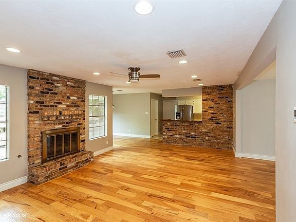 3rd image of 2611 Pomeran Dr