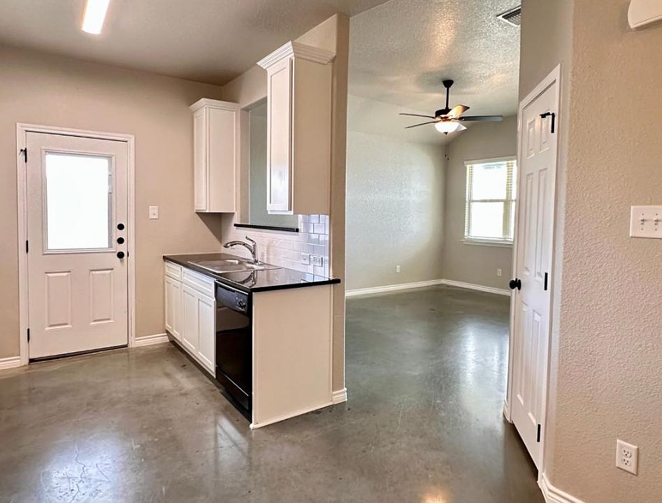Tile & Cabinet color can differ per unit. This image is showing the layout.