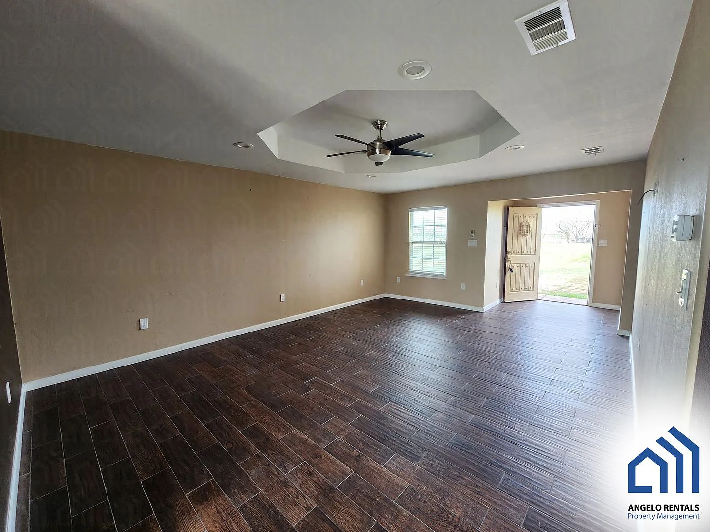 Spacious 3 Bedroom 2 Bath Home Available Now! — Photo 4