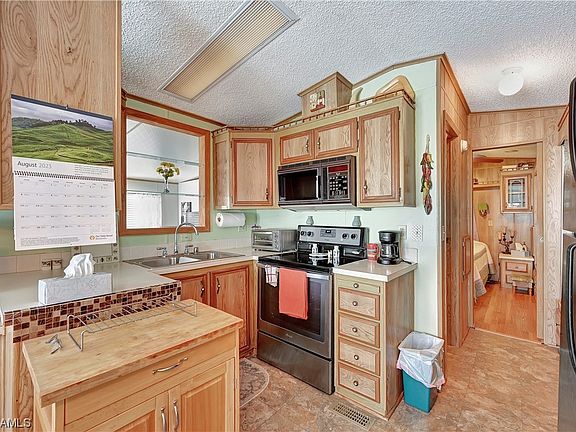3rd image of 121 Caravan Cir