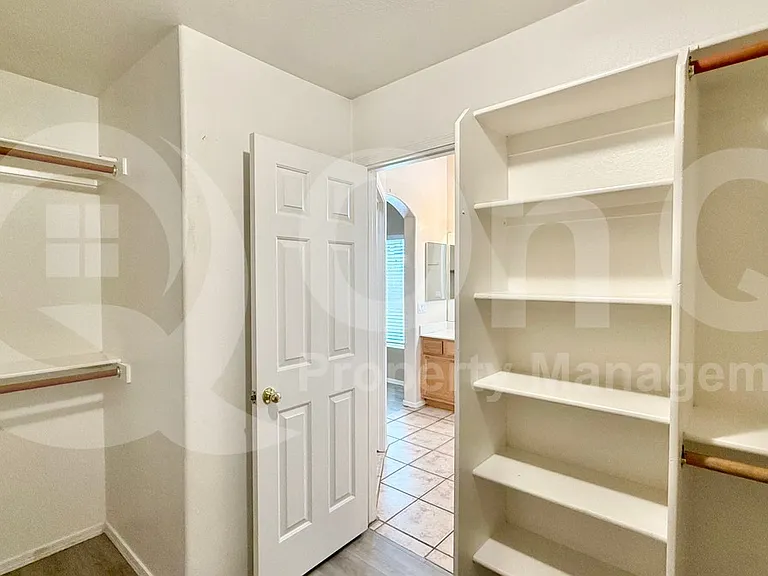 2239 E Morrow Dr — Photo 17